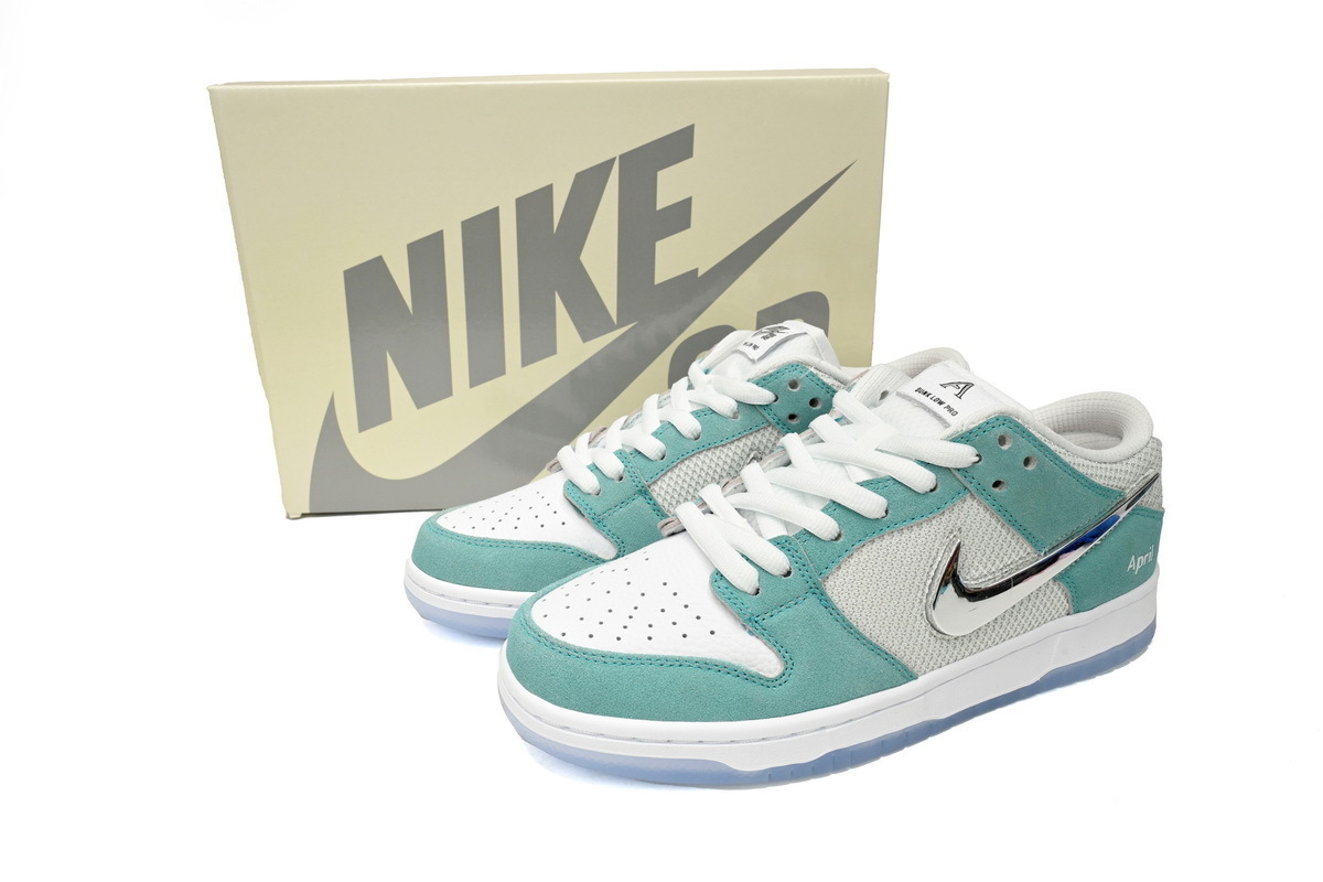 Nike Dunk SB Low Frozen Roses